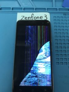 ZenFone3(ZE520KL)の液晶が虹色になっている場合の修理前写真
