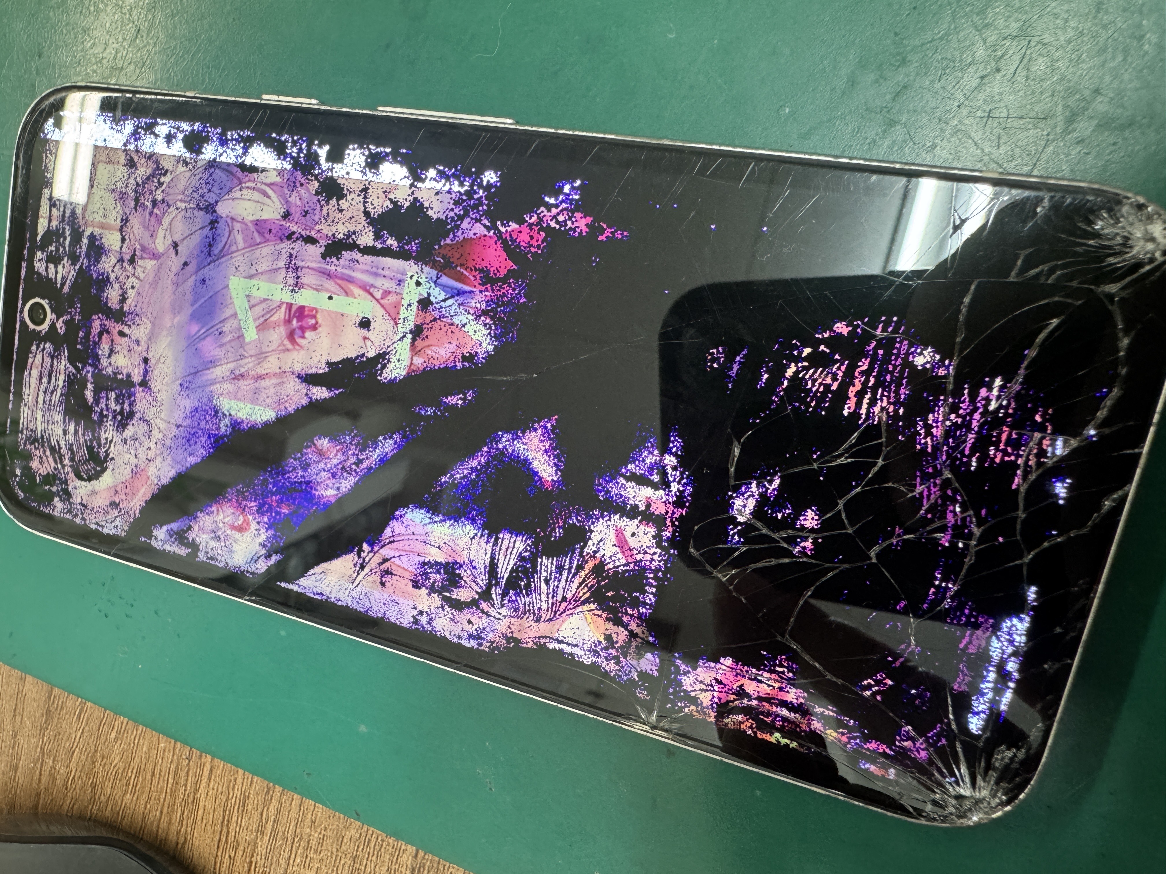 Pixel 8a の画面が映らない？難波で即日修理ならスキルワン｜即対応